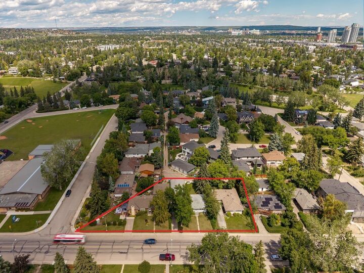 Property Photo:  4520 26 Avenue SW  AB T3E 0P9 