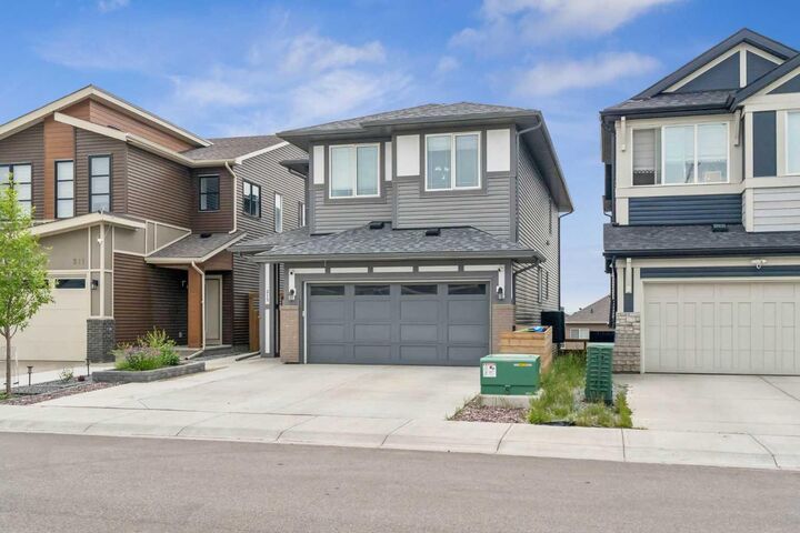 Property Photo:  215 Lucas Terrace NW  AB T3P 1X3 
