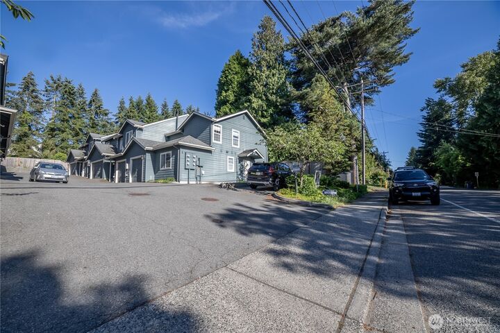 Property Photo: 15633 44th Avenue W B-1 WA 98087