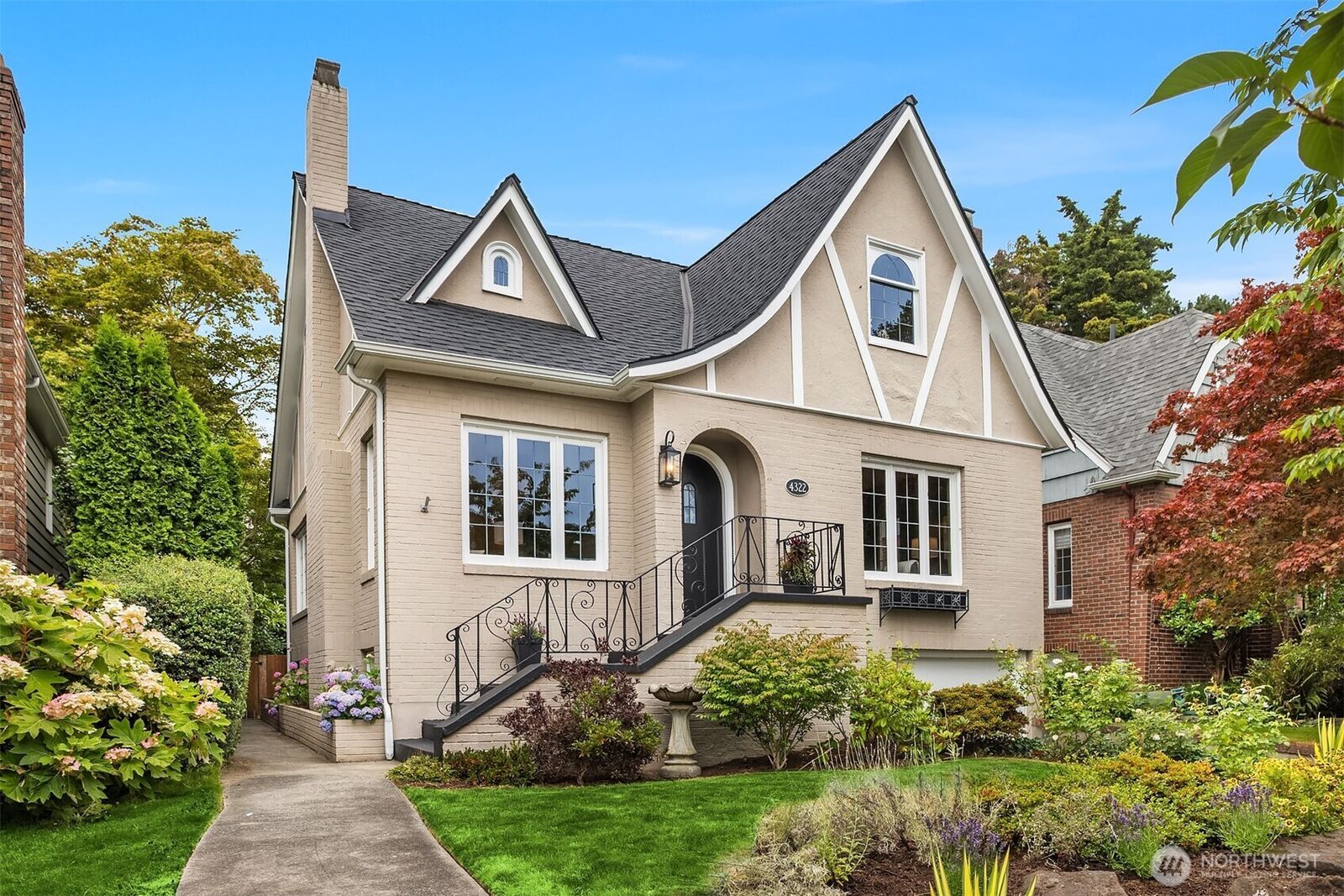 Property Photo: 4322 NE 43rd Street WA 98105