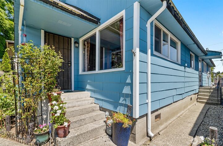 Property Photo:  2423  Chestnut Street  WA 98201 