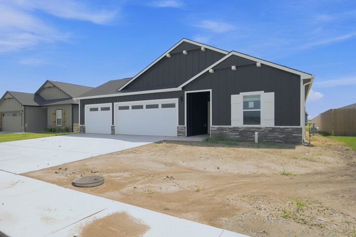 Property Photo: 1606 N Topaz Ln KS 67110