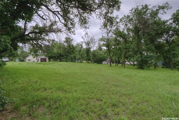 Property Photo:  221 1st Street E  SK S0H 2K0 