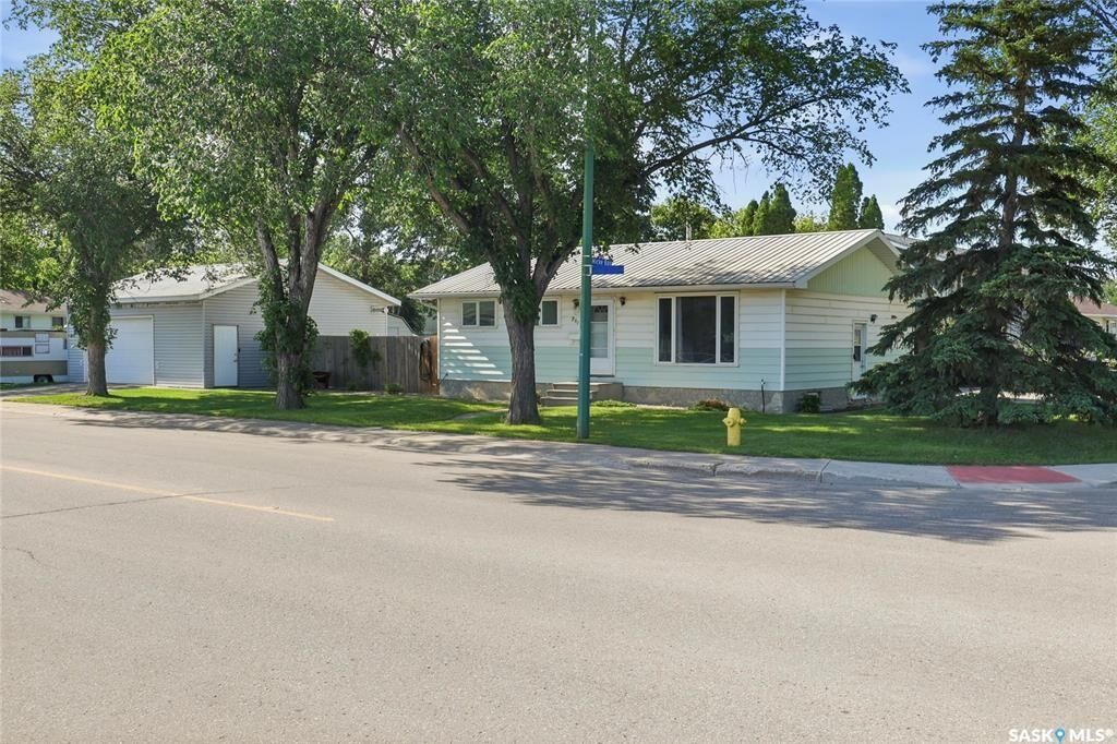 Property Photo: 251 Sangster Boulevard SK S4R 7H2