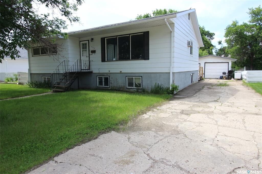 Property Photo: 537 4th Street W SK S0N 2M0