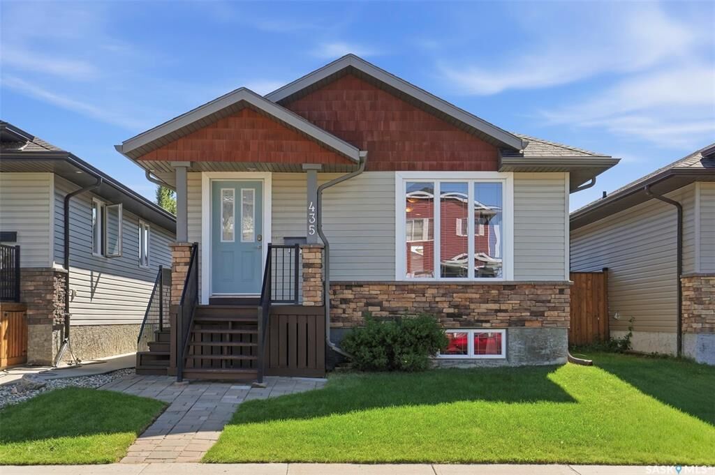 Property Photo:  435 Coad Manor  SK S7R 0C6 