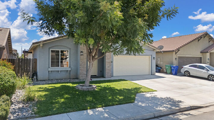 Property Photo:  496 S Bay Oak Street  CA 93257 