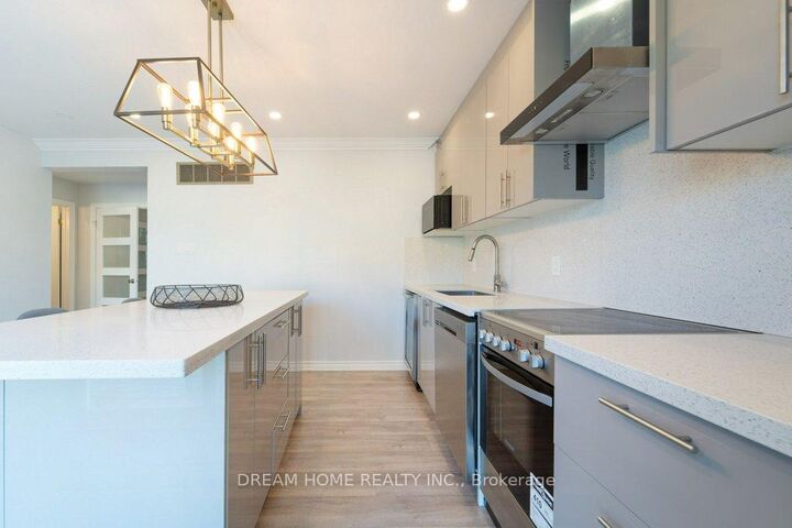 Property Photo:  6 Alcester Court #Back  ON M6A 2Z6 