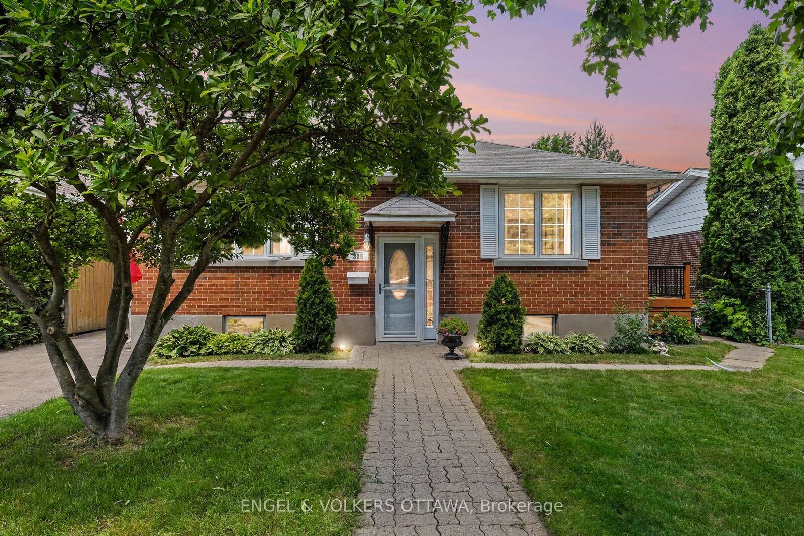 Property Photo: 325 Summit Avenue ON K1H 5Z7