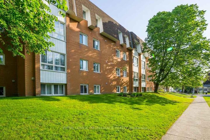 Property Photo:  810 Kyle Court W 104  ON K6V 6H6 