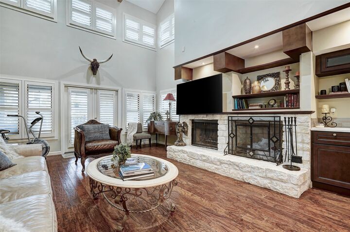 Property Photo: 101 West Eagle Drive 101 TX 78738