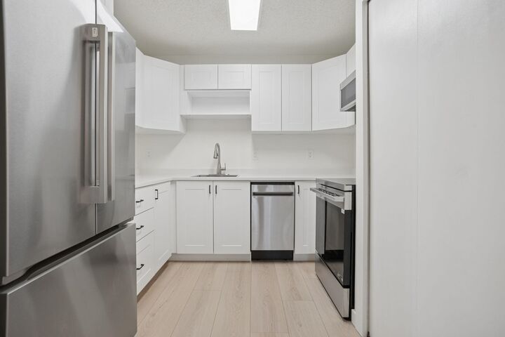 Property Photo: 3250 W 4th Avenue 3 BC V6K 1R9