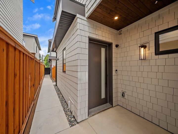 Property Photo: 2547 E 2nd Avenue 2- BC V5M 1C7