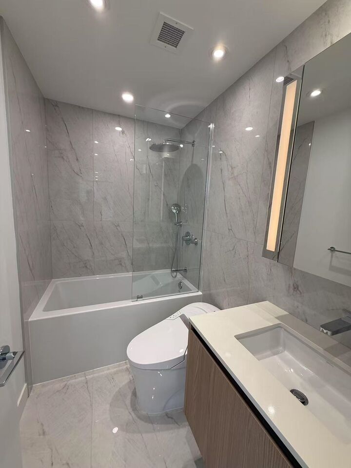 Property Photo:  135 13th Street E 907  BC V7L 0J8 