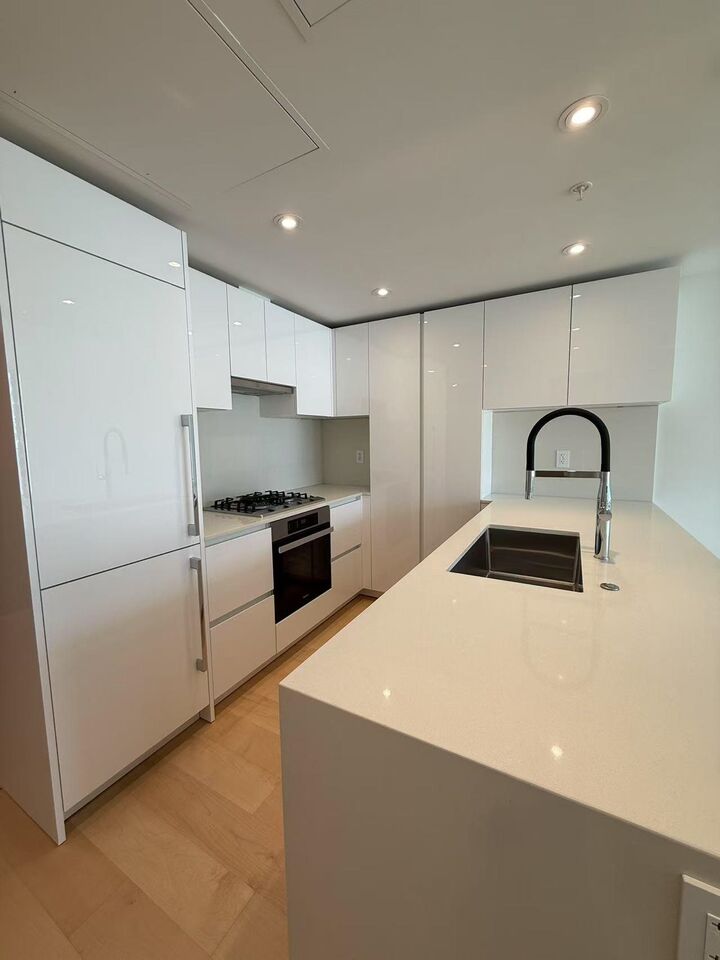 Property Photo: 135 E 13th Street 907 BC V7L 0J8