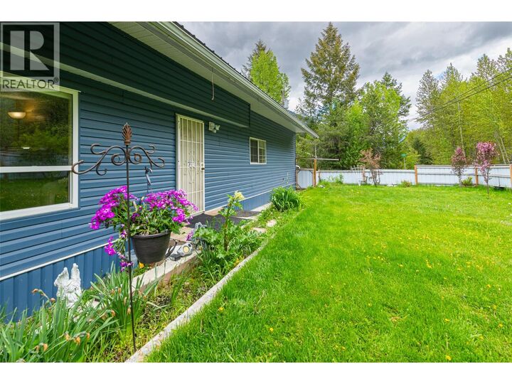 Photo de la propriété:  5712 Bertha Avenue  BC V0B 1W1 