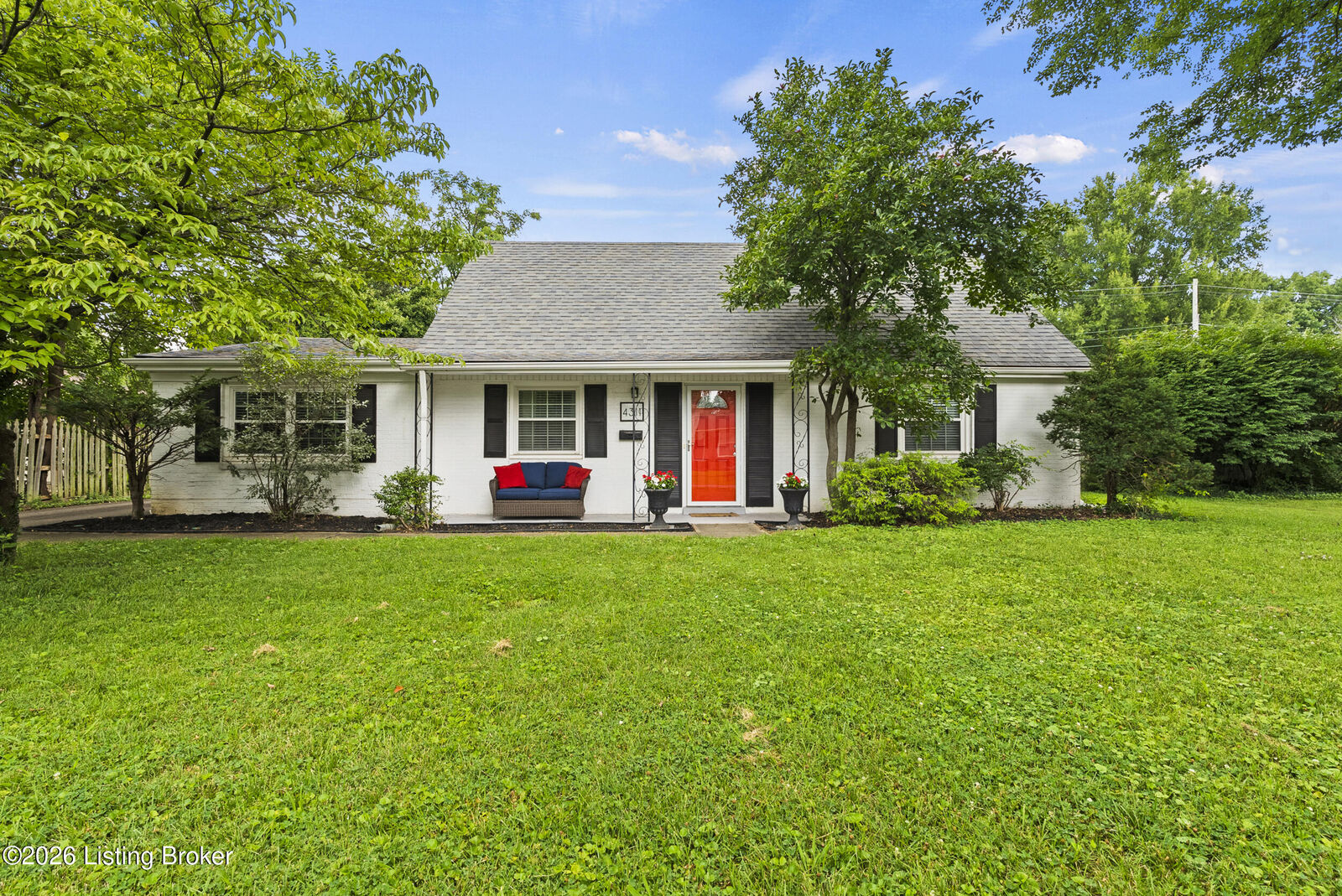 Property Photo: 4311 Lynnbrook Dr KY 40220