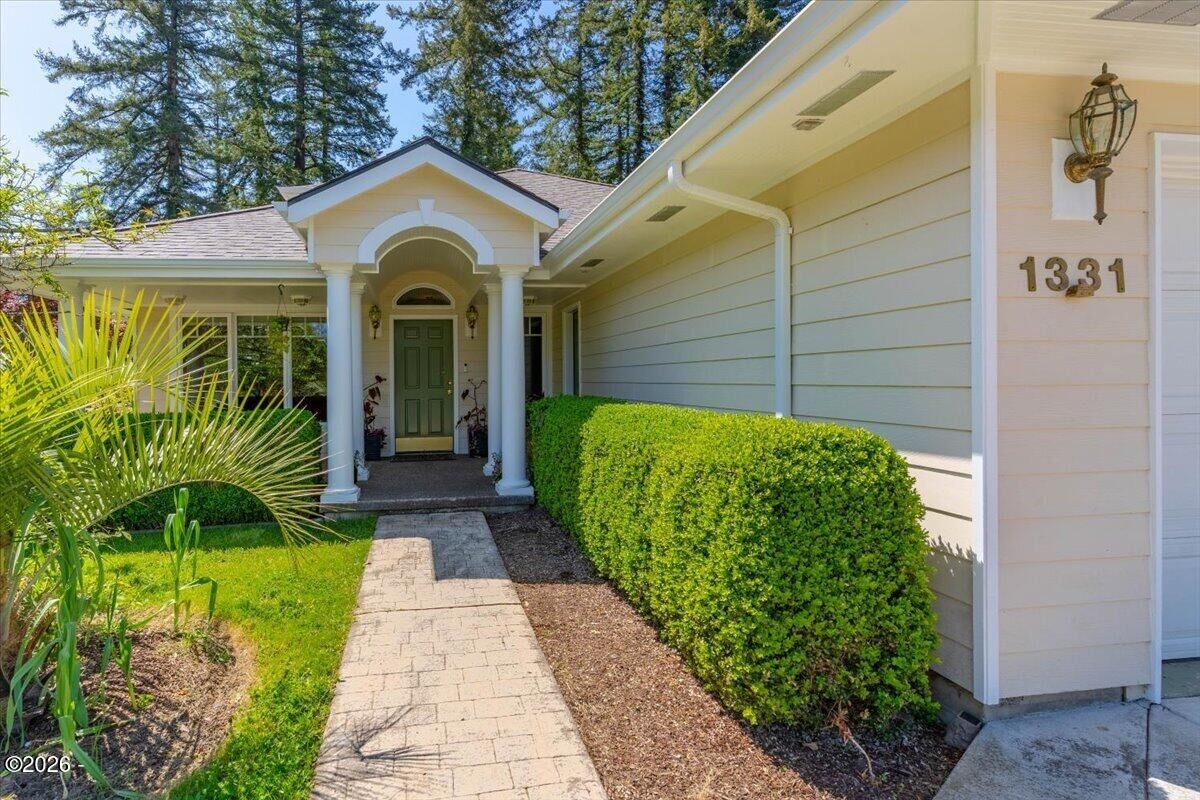 Property Photo:  1331 SE Maple Street  OR 97391 