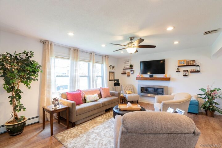 Property Photo:  4 Tanglewood Lane  NY 12603 