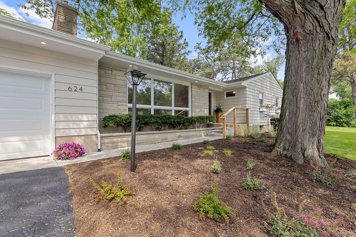 Property Photo: 624 Willow Lane IL 60134