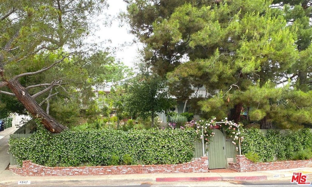Property Photo:  4947 Serrania Avenue  CA 91364 