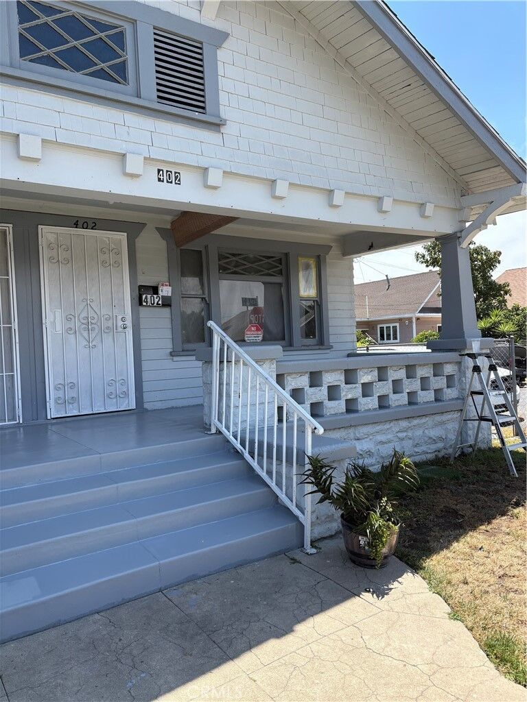Property Photo:  402 E 43rd Place  CA 90011 
