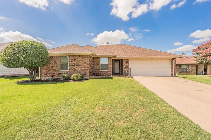 Property Photo: 8252 Lesley Lane TX 76148