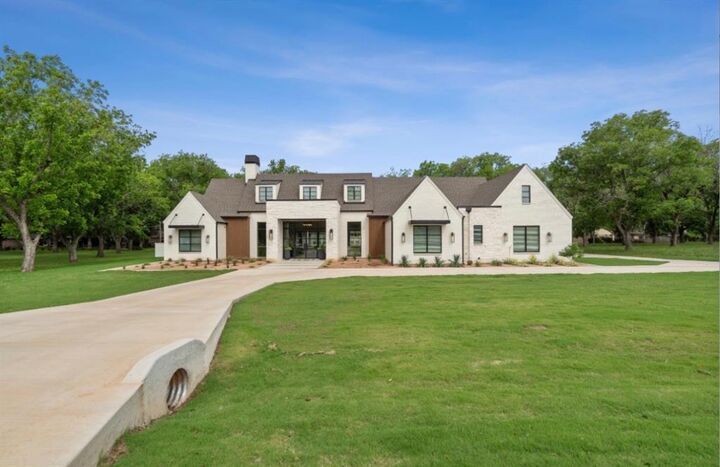 Property Photo: 8013 W Landings Road TX 76049