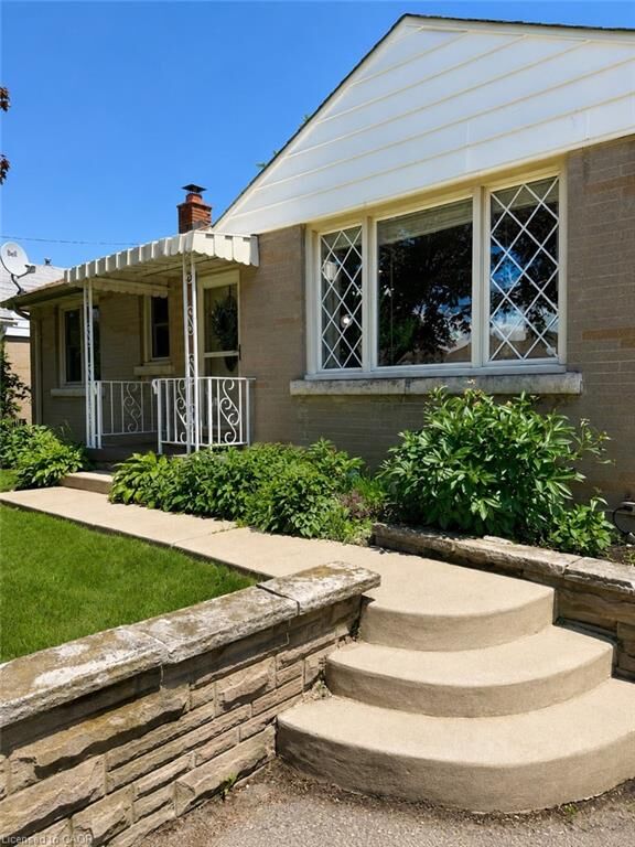 Property Photo:  355 East 36th Street  ON L8V 3Z9 