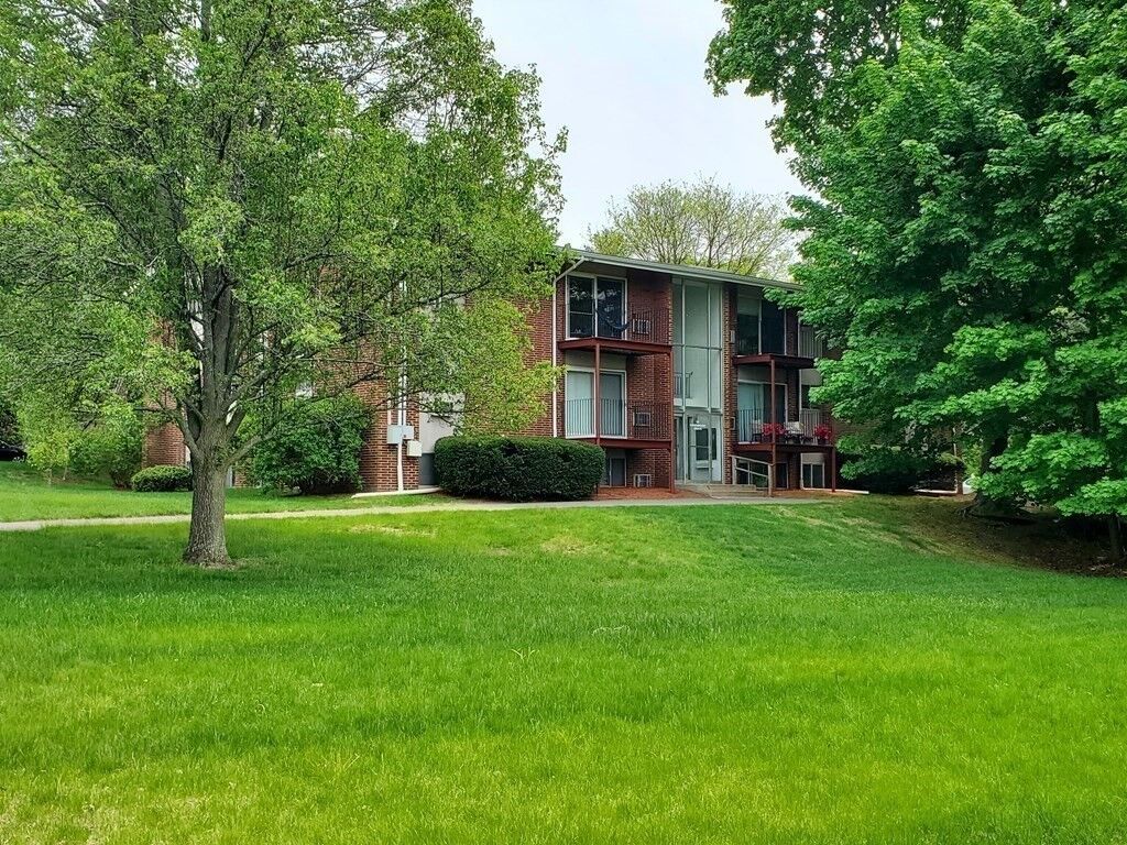 Property Photo:  10 Longwood Dr 10  MA 01810 