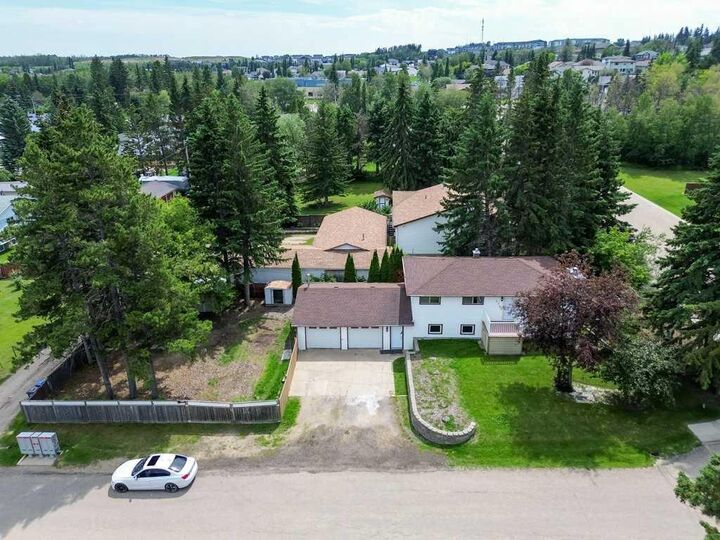Property Photo: 4719 46 Avenue AB T4S 1L4