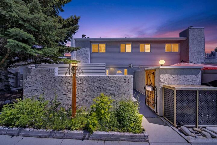 Property Photo:  4915 45 Street SW 21  AB T3E 3W5 