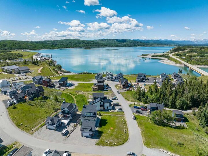 Property Photo:  423 Cottageclub Cove  AB T4C 1B1 