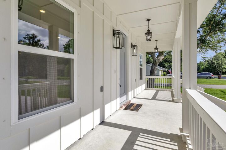 Property Photo: 2995 N 13th Ave FL 32583