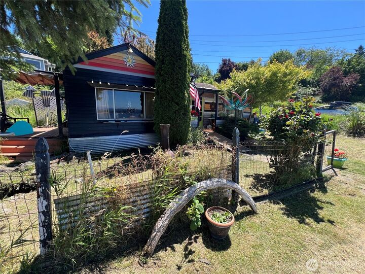 Property Photo:  1647  Beach Drive E  WA 98366 