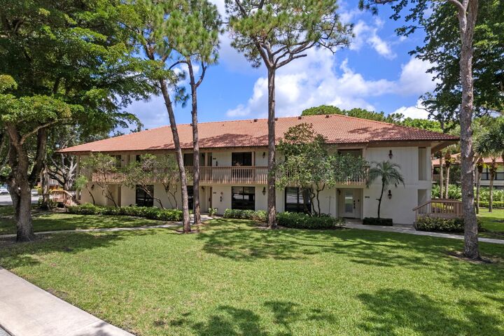 Property Photo: 200 Brackenwood Terrace FL 33418
