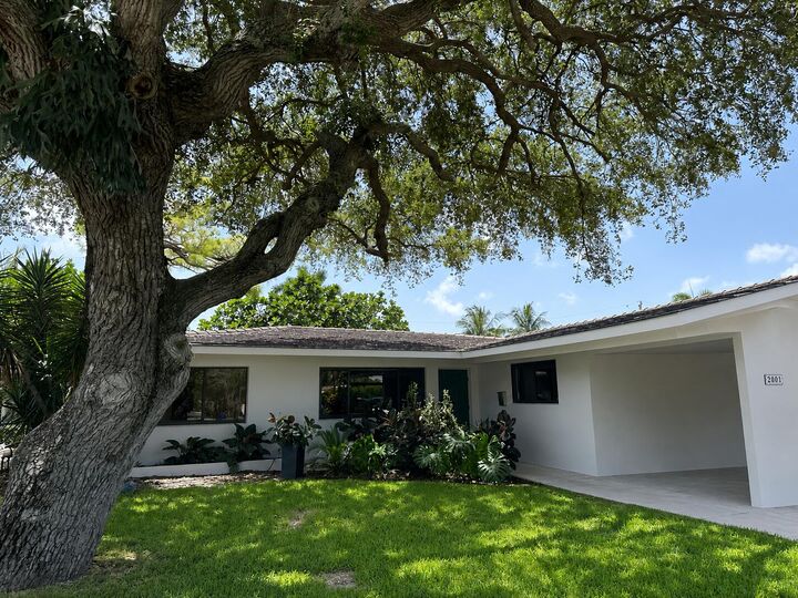 Property Photo:  2001 N Victoria Park Road  FL 33305 
