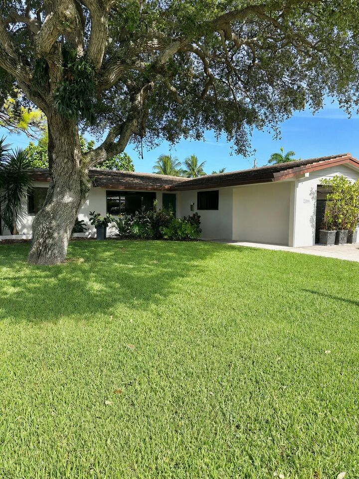 Property Photo: 2001 N Victoria Park Road FL 33305