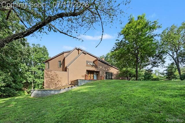 Property Photo: 5685 Paint Valley Drive MI 48306