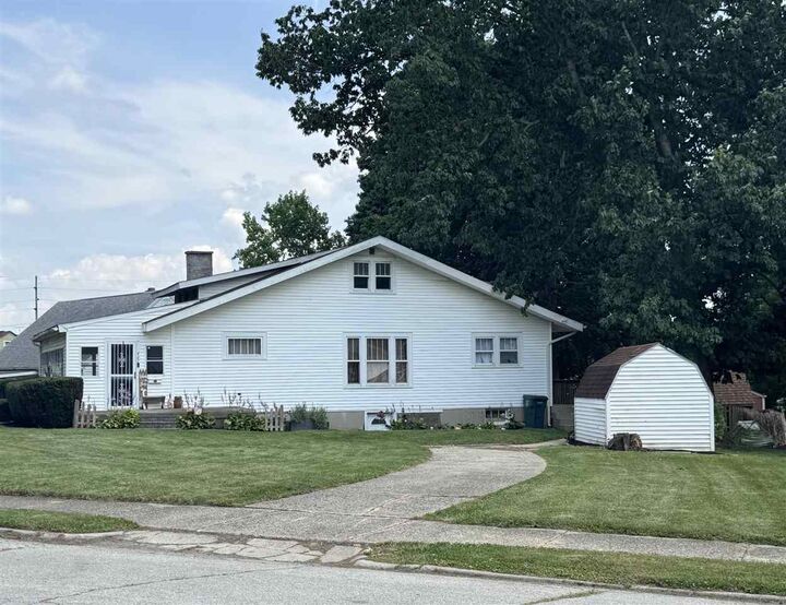 Property Photo:  427 Sedgwick  Place  IN 47374 