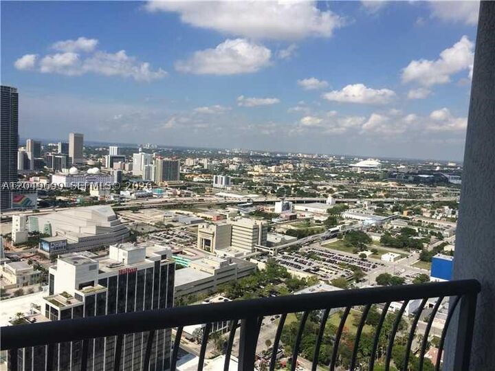 Property Photo:  1750 N Bayshore Dr 4912  FL 33132 