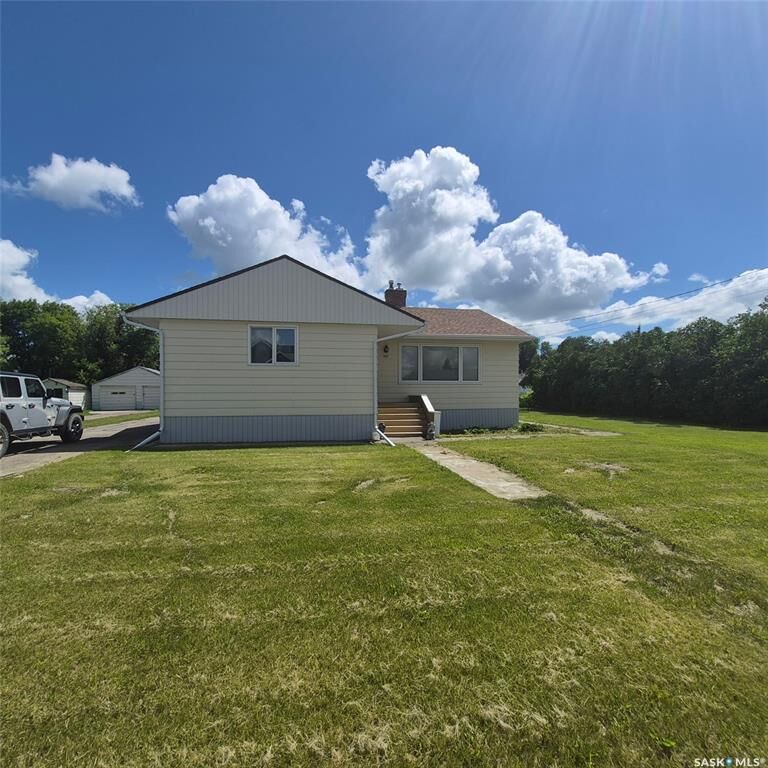 Property Photo:  807 Pacific Street  SK S0G 2B0 