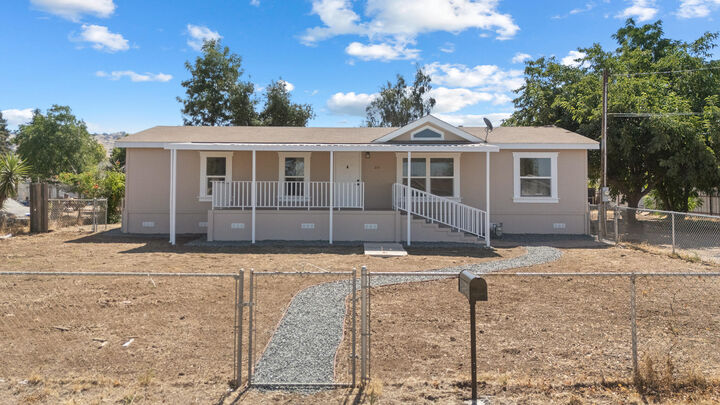 Property Photo: 214 Baxley Street CA 93257