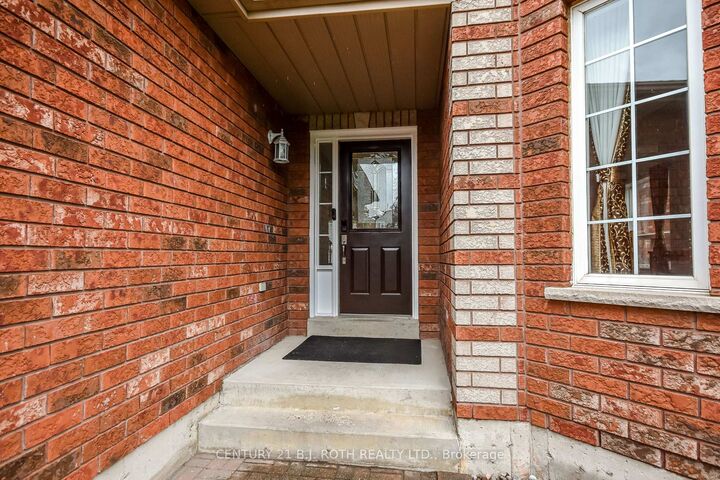 Property Photo:  17 Crompton Drive  ON L4M 6N1 