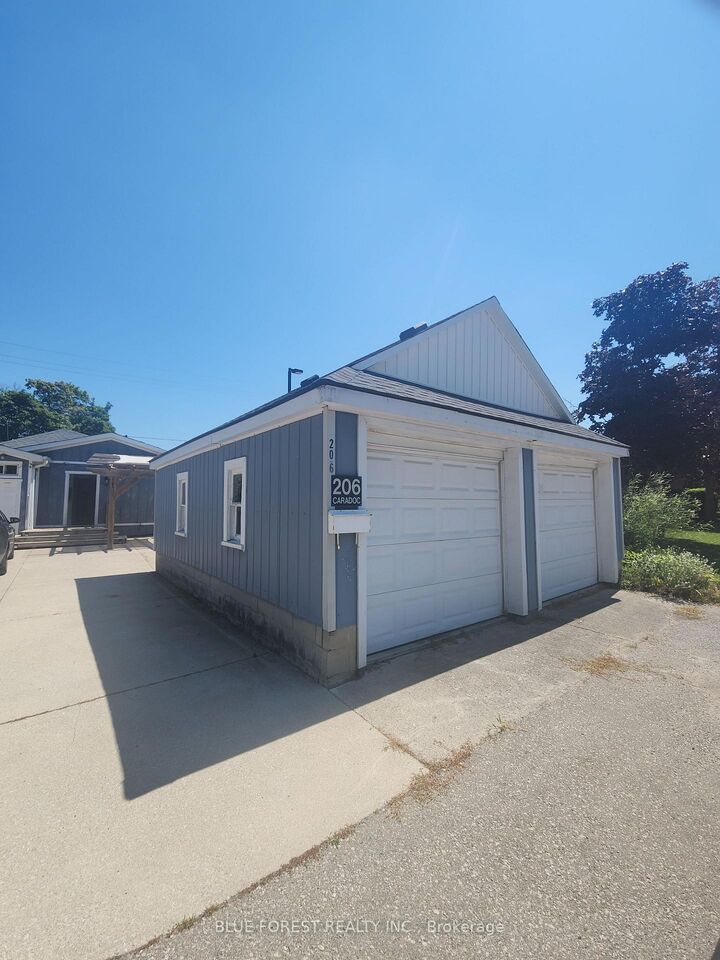 Property Photo:  206 Caradoc Street S  ON N7G 2P1 