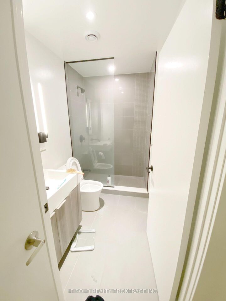 Property Photo: 127 Broadway Avenue 711 Room#1 ON M4P 1V4