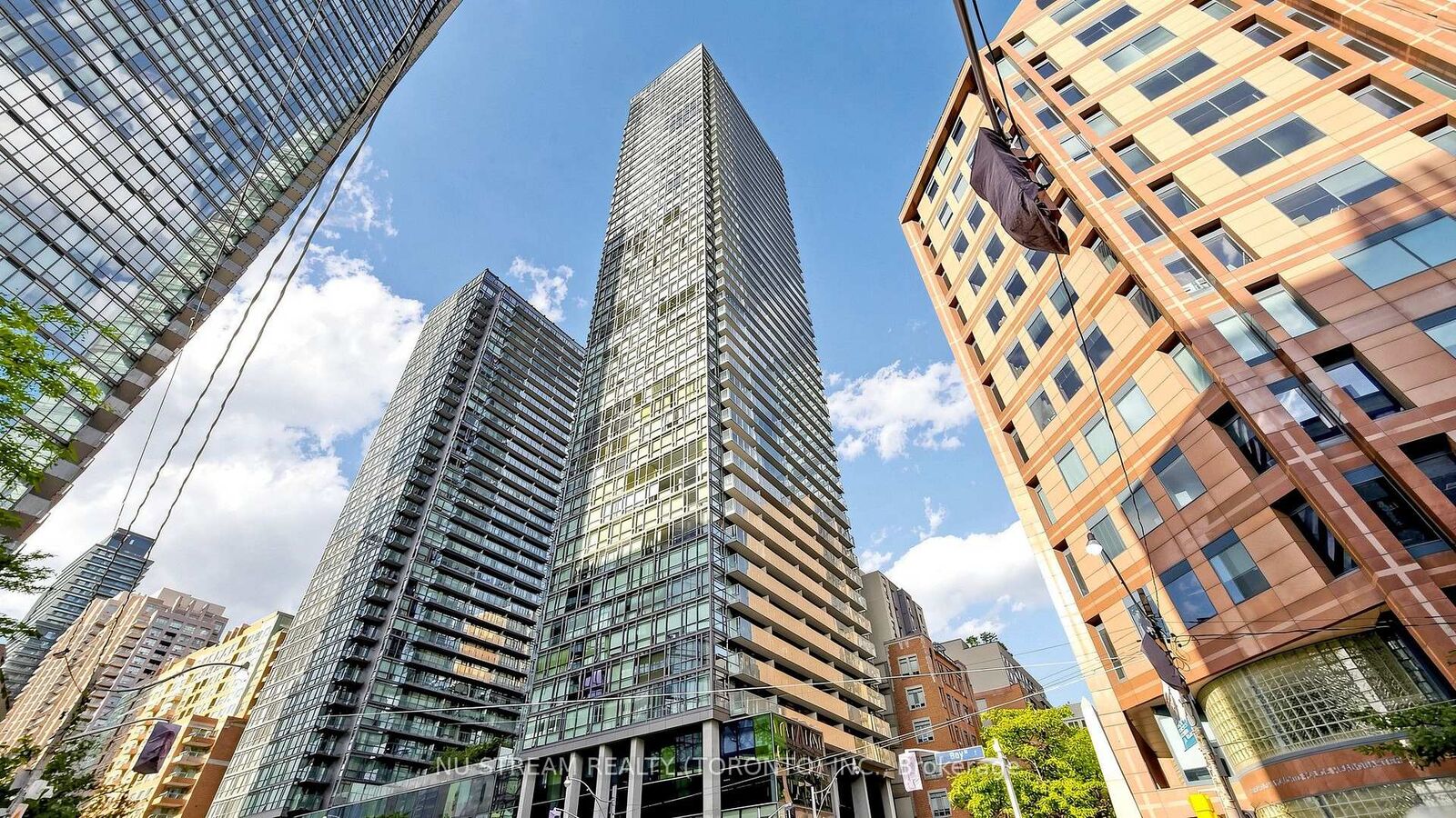 Photo de la propriété: 38 Grenville Street 4407 ON M4Y 1A5