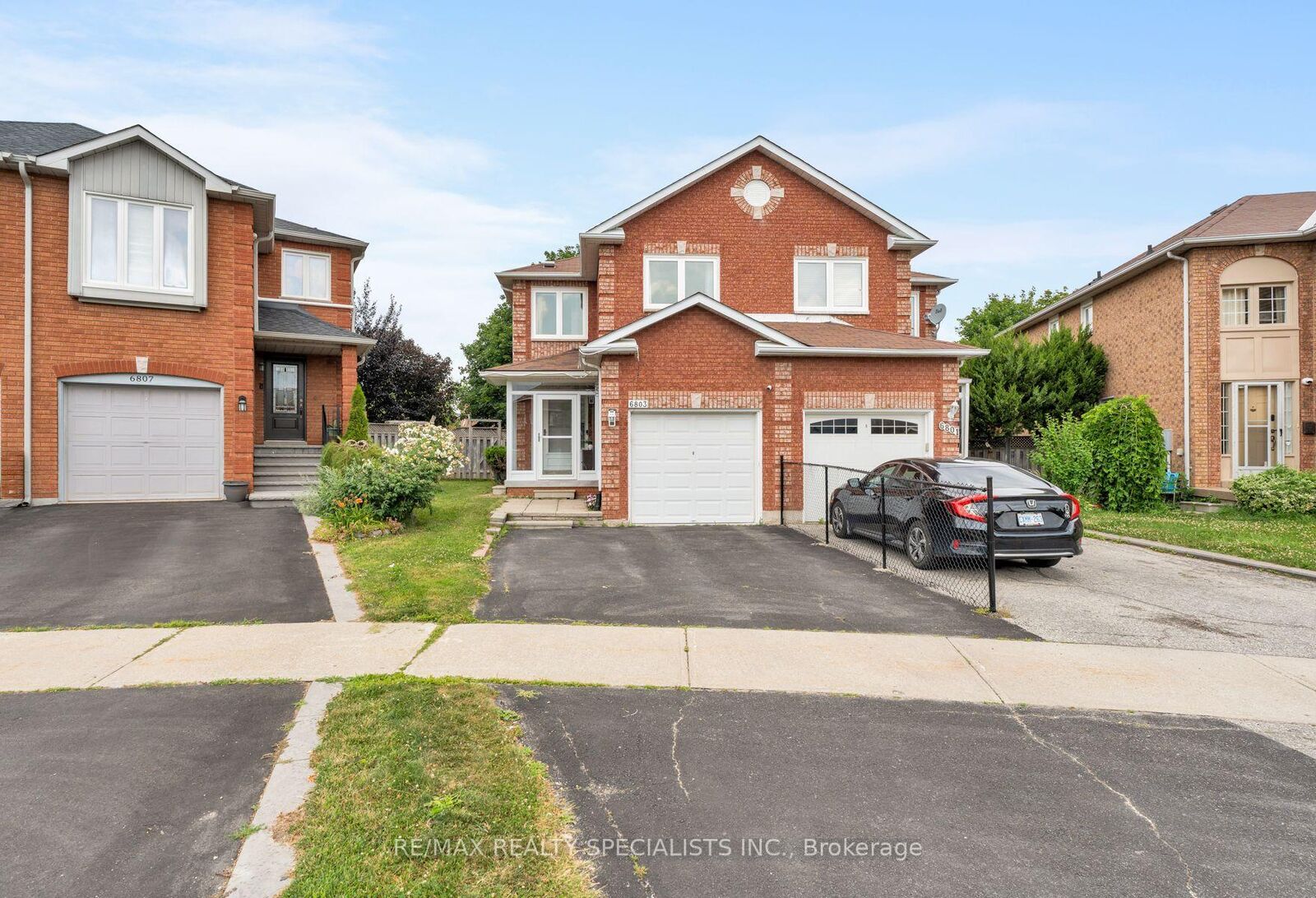 Property Photo:  6803 Bansbridge Crescent  ON L5N 6T3 