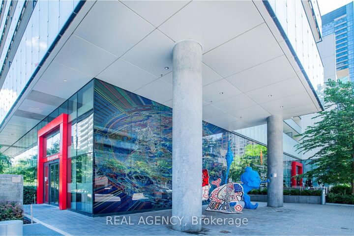 Property Photo: 185 Roehampton Avenue 2512 ON M4P 2K5