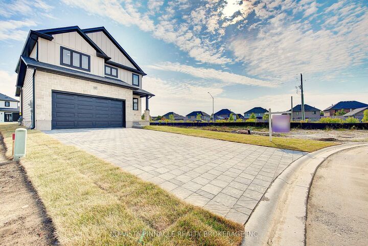 Property Photo:  10 Woodmere Path  ON N0M 2A0 